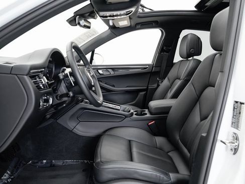 Used 2025 Porsche Macan image 6