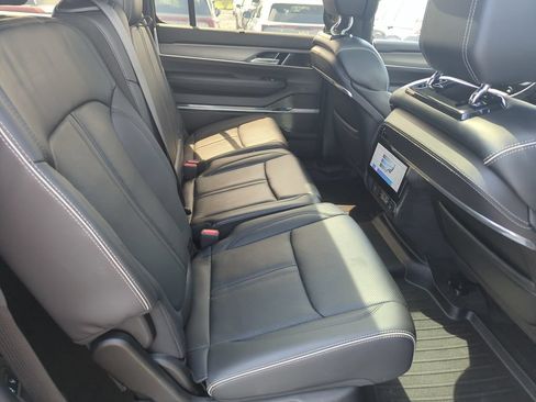 Used 2022 Jeep Grand Wagoneer Series II AWD/4WD image 35