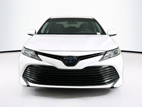 Used 2018 Toyota Camry LE FWD image 2