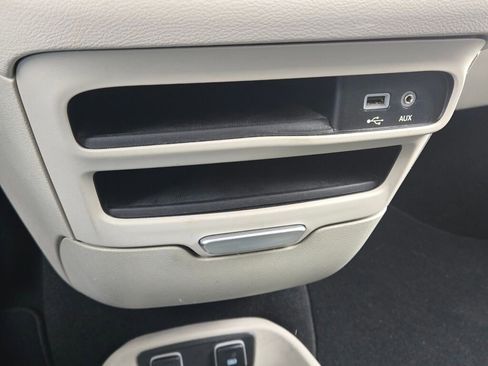 Used 2017 Chrysler Pacifica Touring-L w/ Tire & Wheel Group image 21