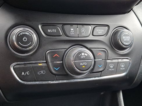Used 2019 Jeep Cherokee Latitude Plus w/ Comfort/Convenience Group AWD/4WD image 15