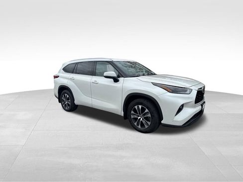 Used 2021 Toyota Highlander XLE AWD/4WD image 8