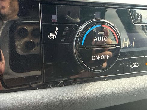 Used 2024 Nissan Pathfinder SV w/ SV Premium Package image 17