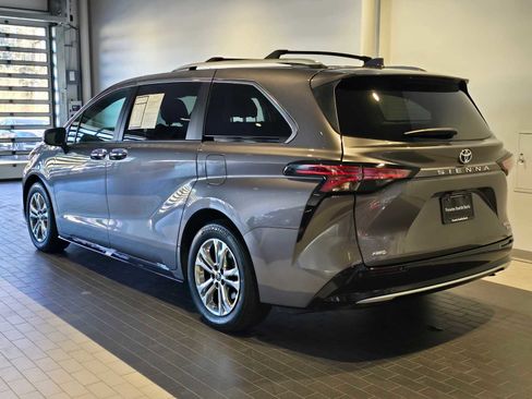 Used 2023 Toyota Sienna Platinum AWD/4WD image 3