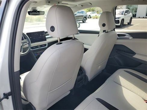 Certified 2025 Volkswagen Taos SE w/ Panoramic Sunroof Package image 10