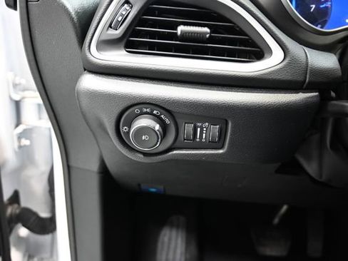 Used 2025 Chrysler Pacifica Select image 24