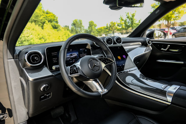 Used 2025 Mercedes-Benz GLC 300 4MATIC image 3