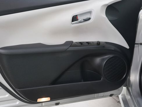 Used 2020 Toyota Prius XLE w/ Advanced Technology Package image 17