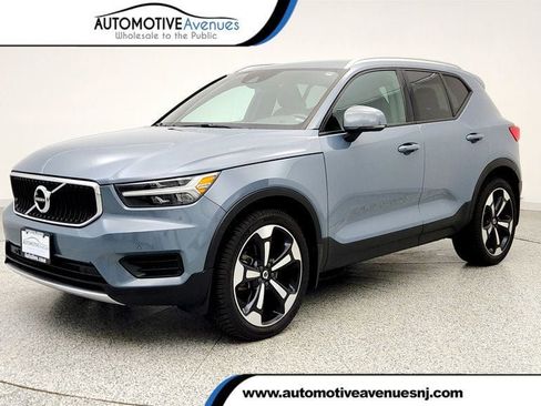 Used 2020 Volvo XC40 T5 Momentum image 1