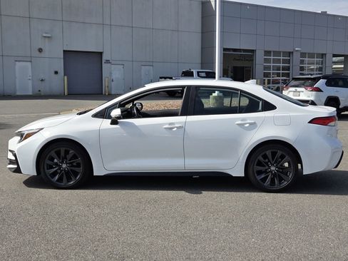 Used 2025 Toyota Corolla SE image 2