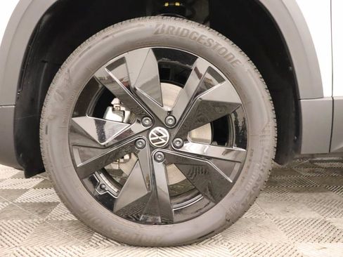 Used 2025 Volkswagen Taos SE FWD image 4