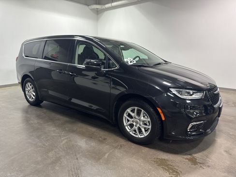 Used 2023 Chrysler Pacifica Touring-L FWD image 2