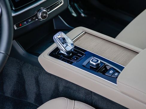 Certified 2025 Volvo XC90 B5 Plus image 22