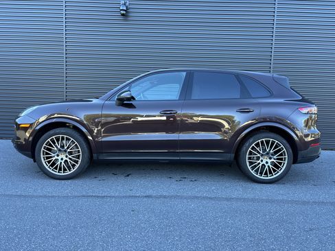 Certified 2022 Porsche Cayenne Platinum Edition image 4