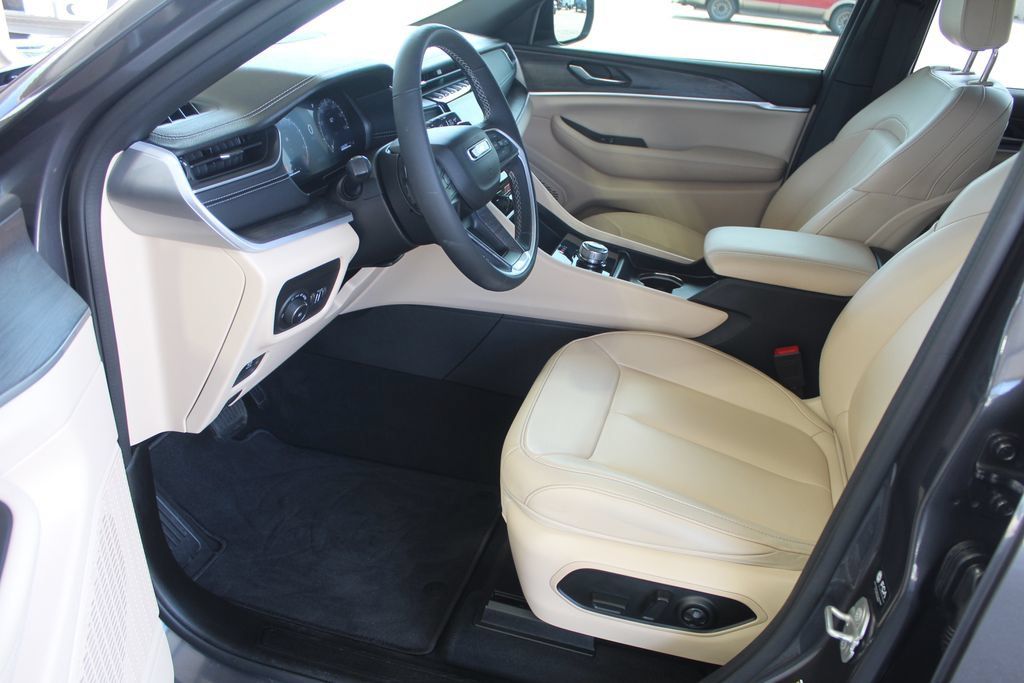 Used 2024 Jeep Grand Cherokee Limited RWD image 28
