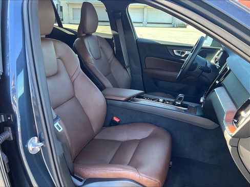Used 2025 Volvo V60 B5 Cross Country Plus image 10