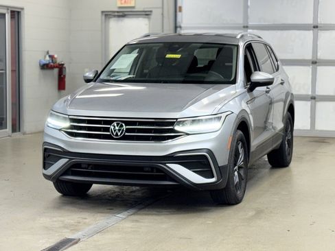 Used 2022 Volkswagen Tiguan SE image 3