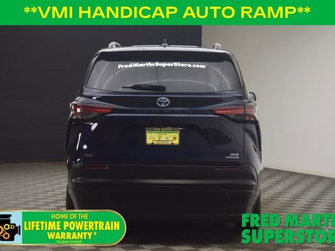 Used 2022 Toyota Sienna XLE image 5