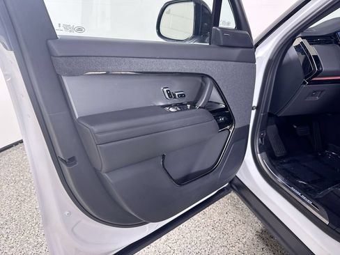 Used 2025 Land Rover Range Rover Sport SE AWD/4WD image 13