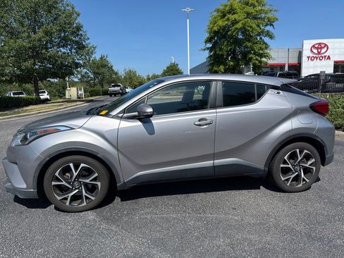 Used 2018 Toyota C-HR XLE FWD image 3