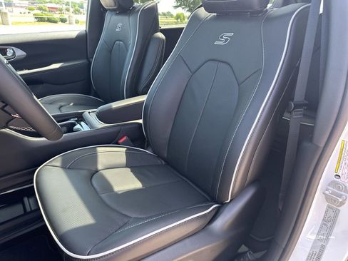 New 2025 Chrysler Pacifica Limited w/ Uconnect Theater Family Group image 61