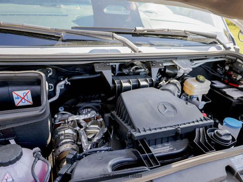 Used 2025 Mercedes-Benz Sprinter 2500 image 21