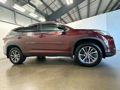 Used 2019 Toyota Highlander XLE w/ Carpet Mat Package (TMS) AWD/4WD image 3
