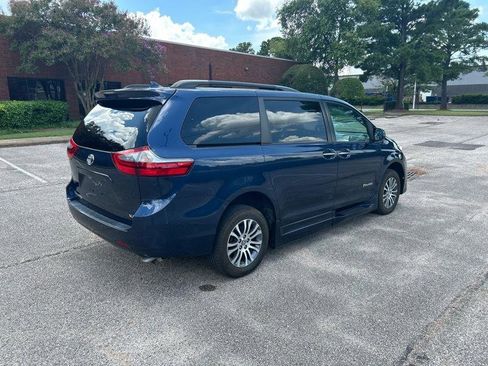 Used 2020 Toyota Sienna XLE w/ XLE Navigation Package image 32