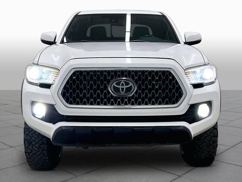 Used 2018 Toyota Tacoma TRD Off-Road AWD/4WD image 4