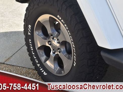 Used 2018 Jeep Wrangler Unlimited Sahara w/ Connectivity Group AWD/4WD image 16