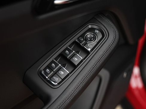 Certified 2025 Porsche Macan AWD/4WD image 30