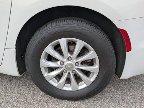 Used 2019 Chrysler Pacifica Touring Plus w/ Cold Weather Group image 17