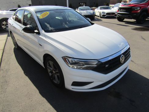 Used 2021 Volkswagen Jetta R-Line w/ R-Line Cold Weather Package FWD image 4