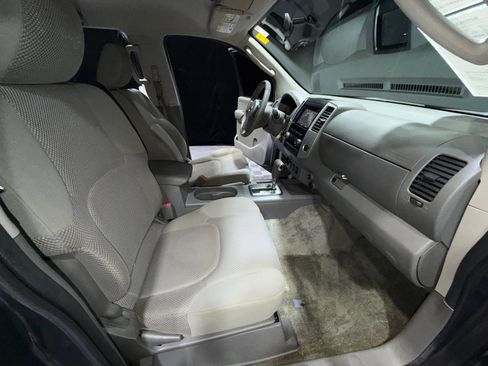 Used 2010 Nissan Frontier SE image 19