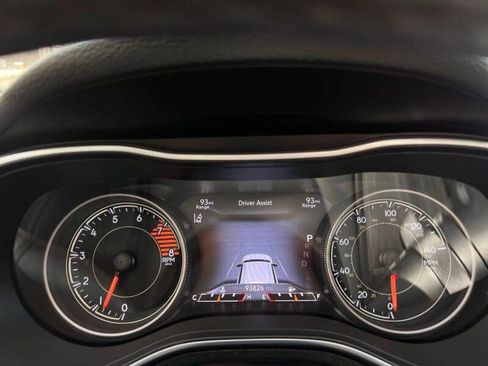 Used 2019 Jeep Cherokee Limited w/ Luxury Group FWD image 17