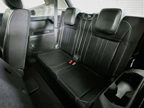 Used 2024 Volkswagen Tiguan SE w/ Panoramic Sunroof Package FWD image 28