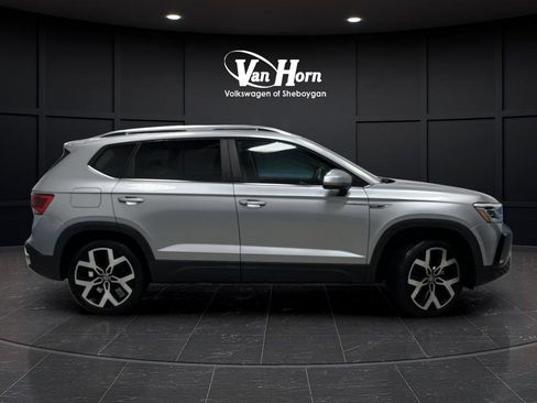 Used 2022 Volkswagen Taos SEL image 2