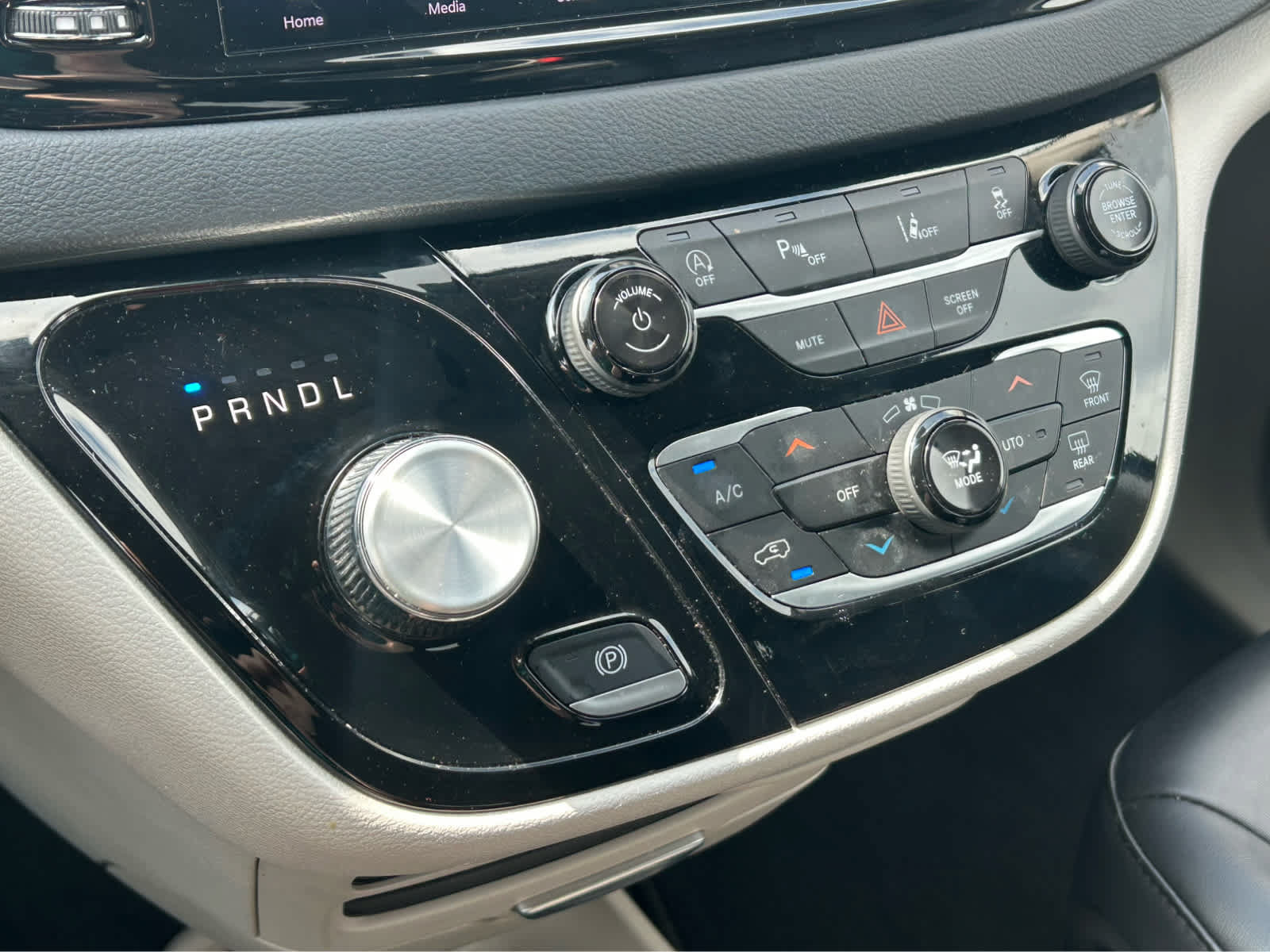 Used 2024 Chrysler Pacifica Touring-L FWD image 40