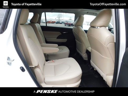 Used 2023 Toyota Highlander XLE image 5