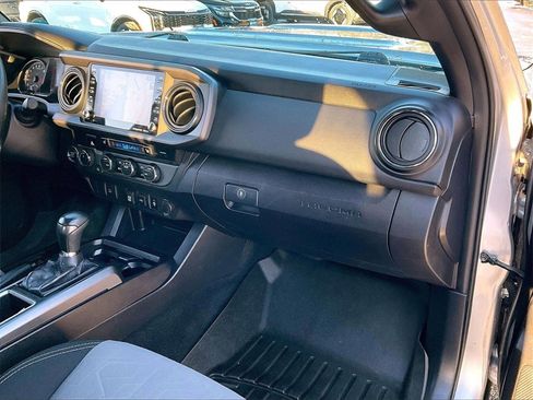 Used 2020 Toyota Tacoma TRD Sport image 12