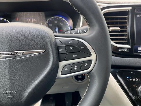 Used 2024 Chrysler Pacifica Touring-L FWD image 24