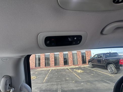 Used 2020 Chrysler Pacifica Touring-L image 33