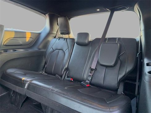 Used 2025 Chrysler Pacifica Select image 19