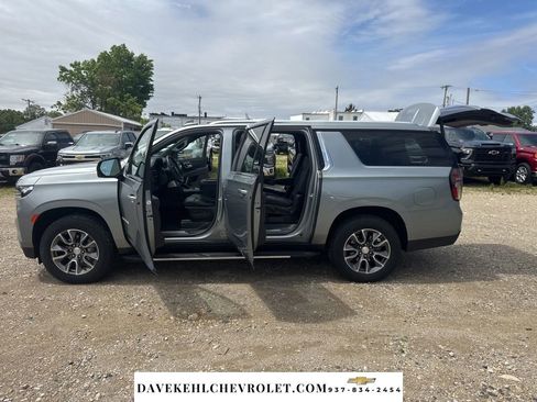 Used 2024 Chevrolet Suburban LT w/ LT Signature Package AWD/4WD image 35