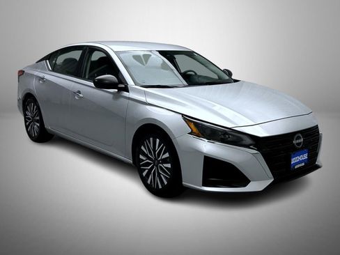 Used 2024 Nissan Altima 2.5 SV image 3