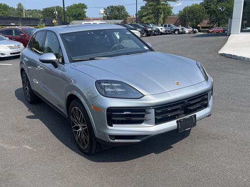 Used 2024 Porsche Cayenne AWD/4WD image 2