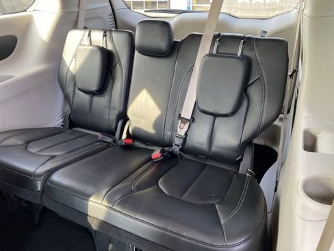 Used 2023 Chrysler Pacifica Touring-L image 29