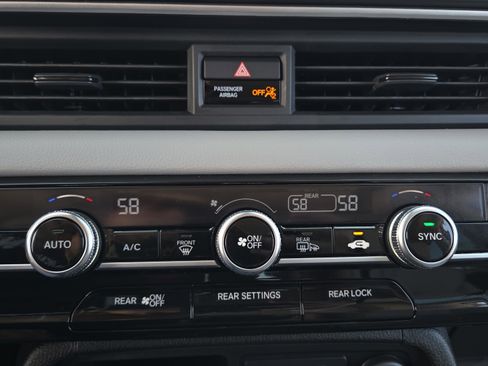 Used 2025 Honda Pilot Touring image 32