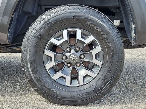 Used 2018 Toyota Tacoma TRD Off-Road AWD/4WD image 37