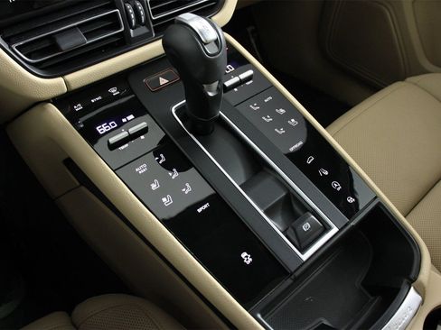 Used 2025 Porsche Macan image 18